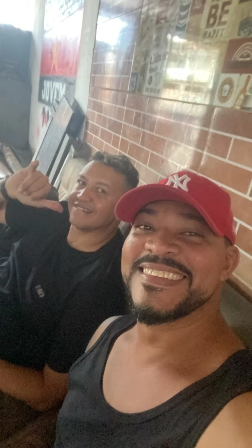 Duas pessoas em encontro descontraído no bar