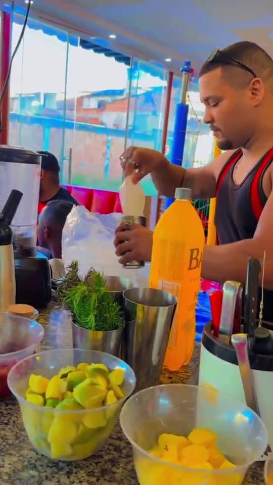 Bastidores do preparo de bebidas no Bar Beira Rio