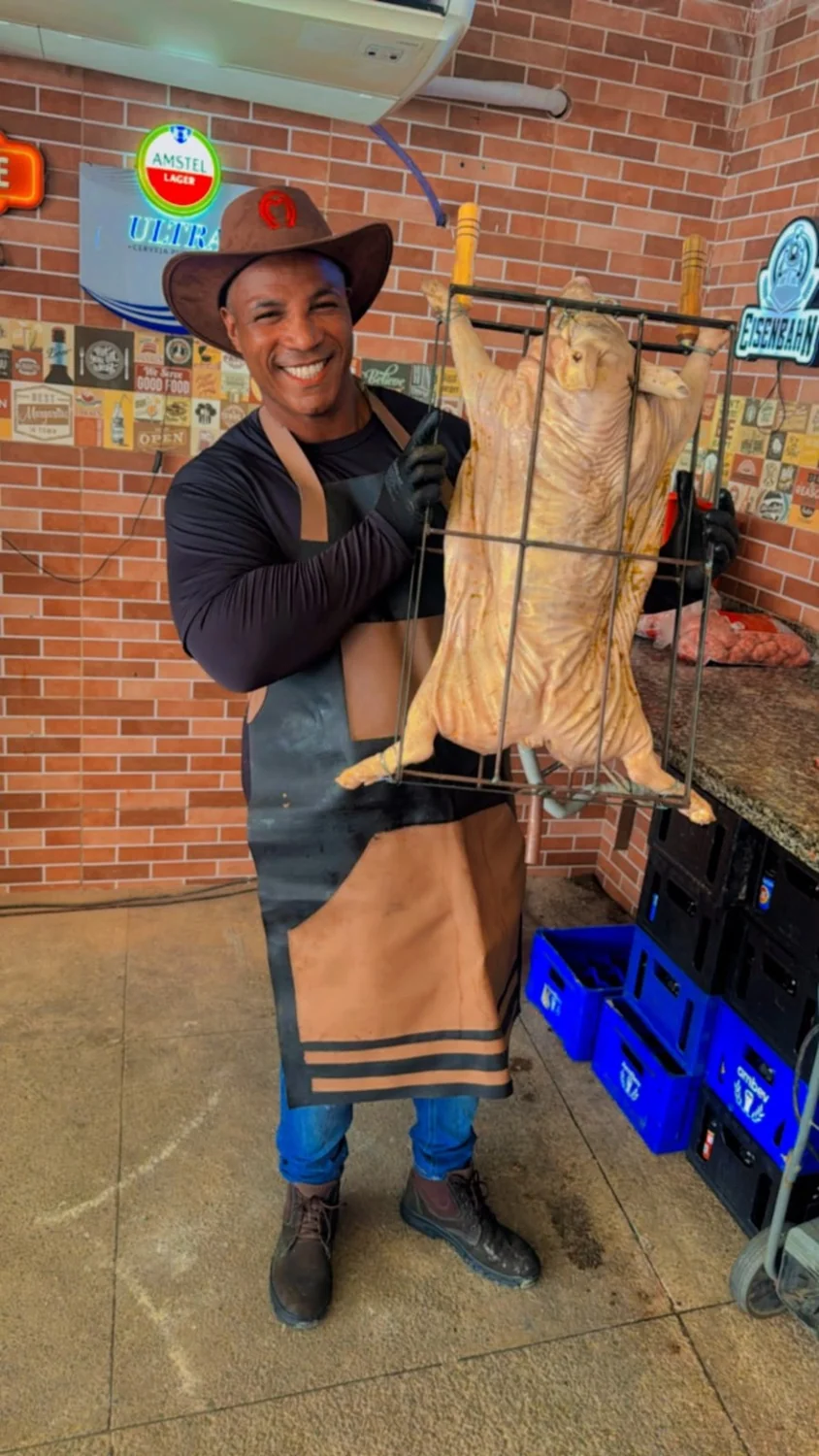 Profissional do Beira Rio ao lado do assado, nos bastidores do restaurante