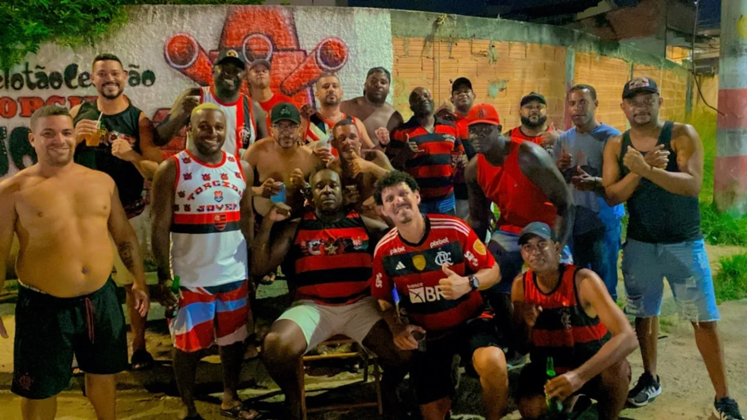 Grupo de amigos reunido em um encontro no Bar Beira Rio