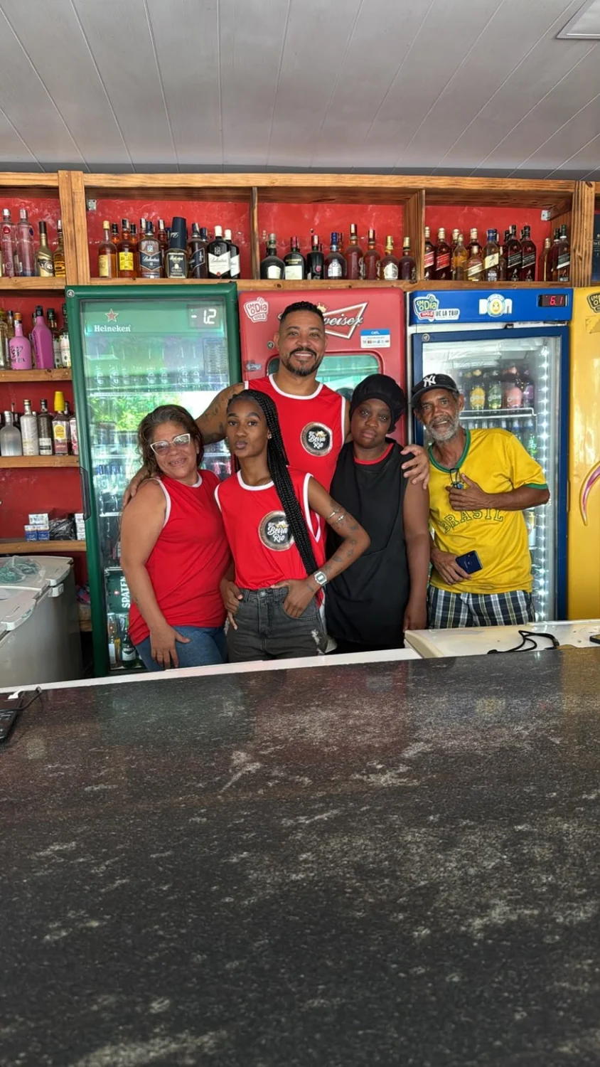 Equipe e pessoas reunidas no balcão do Bar Beira Rio