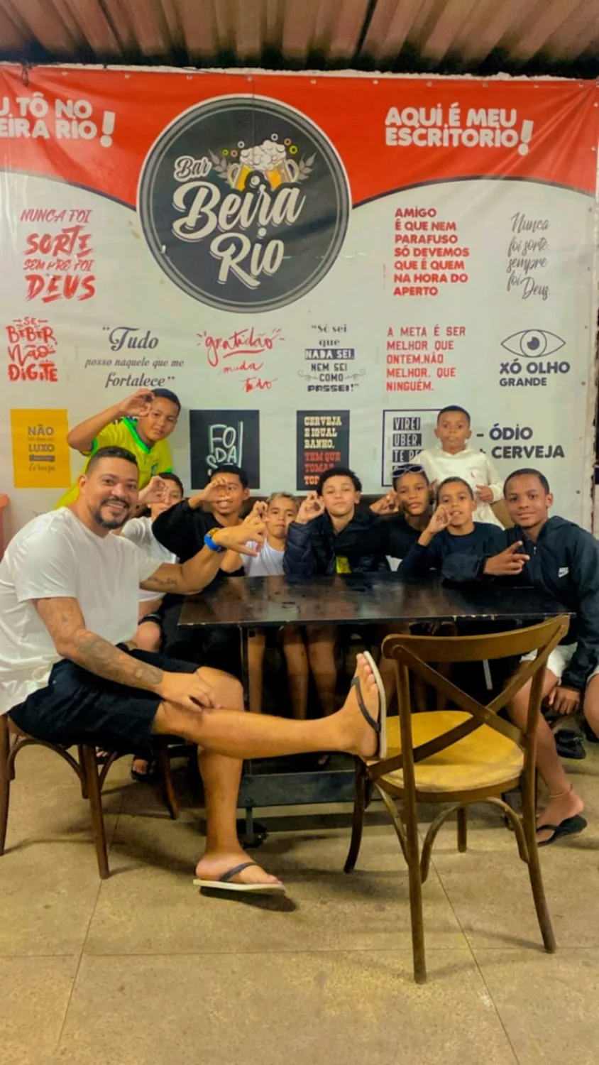 Família e amigos reunidos em volta da mesa no Beira Rio