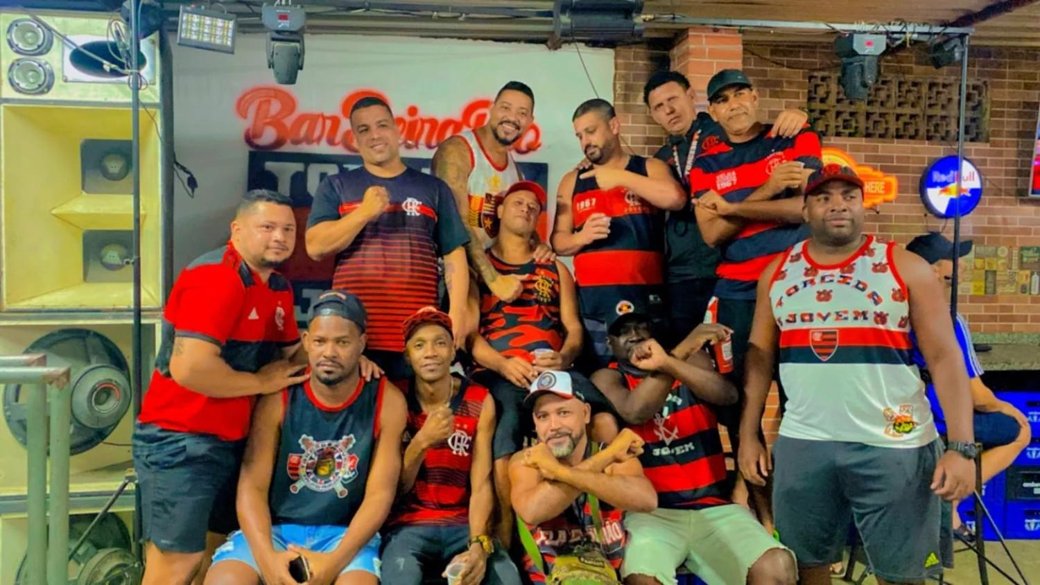 Amigos reunidos em confraternização no bar