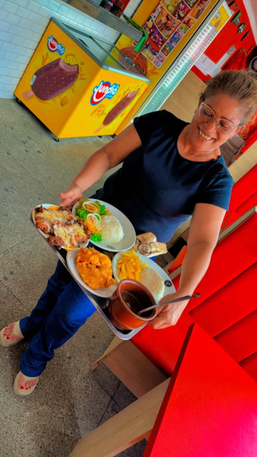 Refeição servida no Bar Beira Rio com acompanhamentos